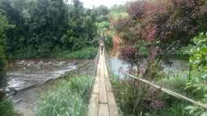 Travessia da ponte na Colônia Castelhanos